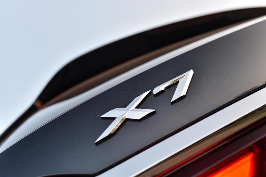 Логотип BMW X7 xDrive30d Design Pure Excellence (G07) 2019 года  (ZA) (фото 24 из 40)